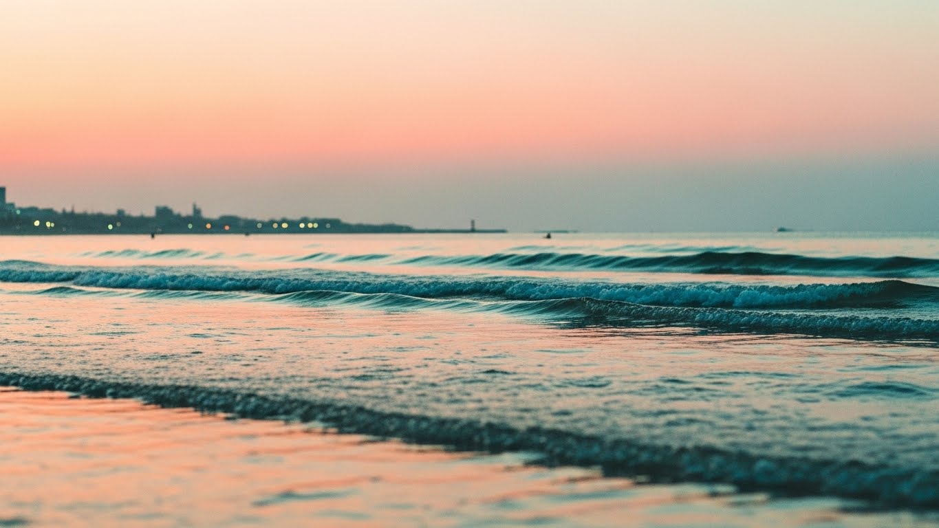 沖縄の夕暮れの海とやわらかな光の風景